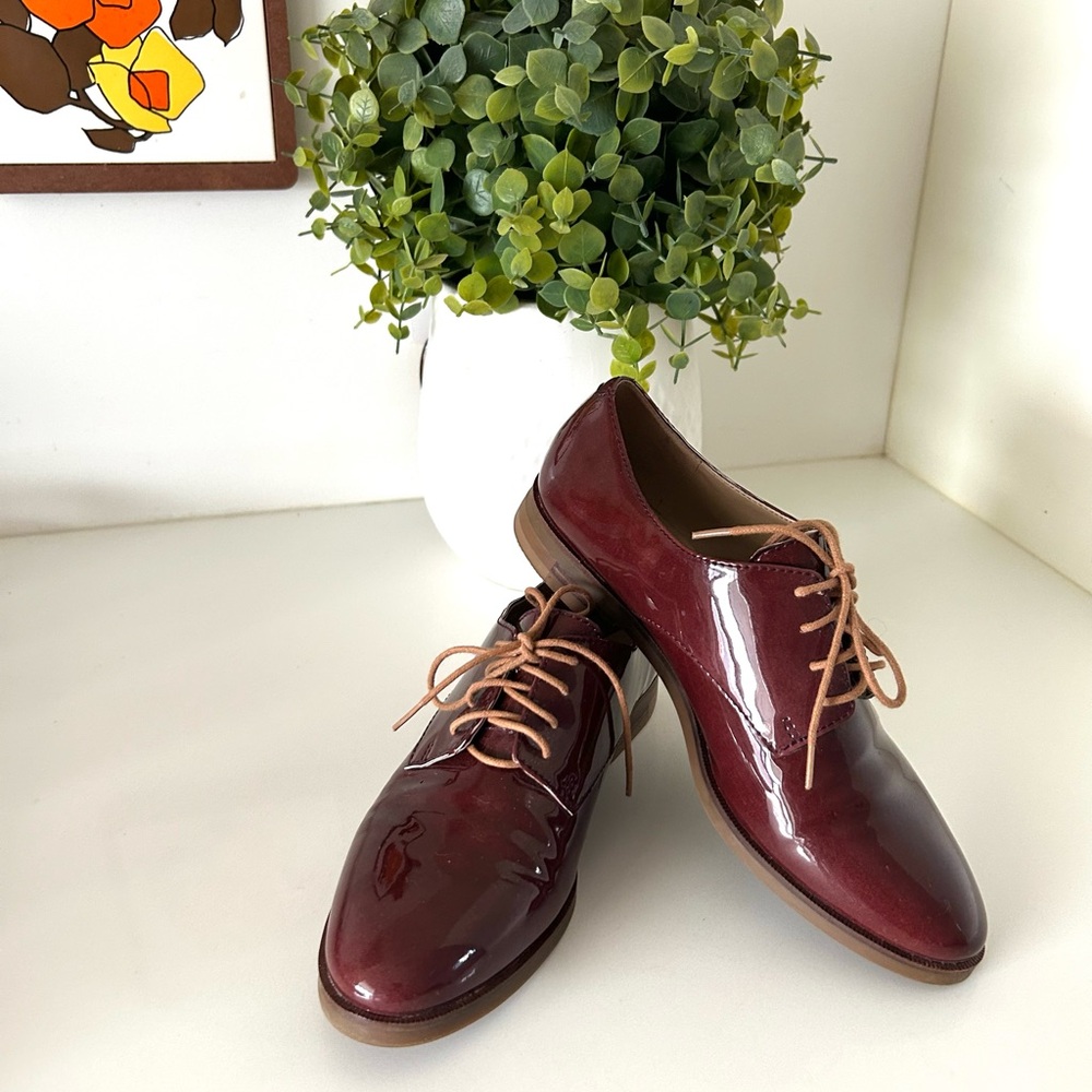 Like New Karl Lagerfeld Paris Women Iva Burgundy Patent Leather Oxford Shoes